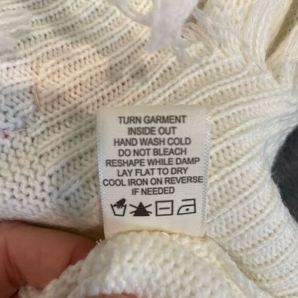 No Comment Frayed Bear Scarf Sweater Size M New - Picture 7 of 8